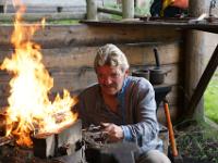 Schmied schürt das Feuer in Mandrogi